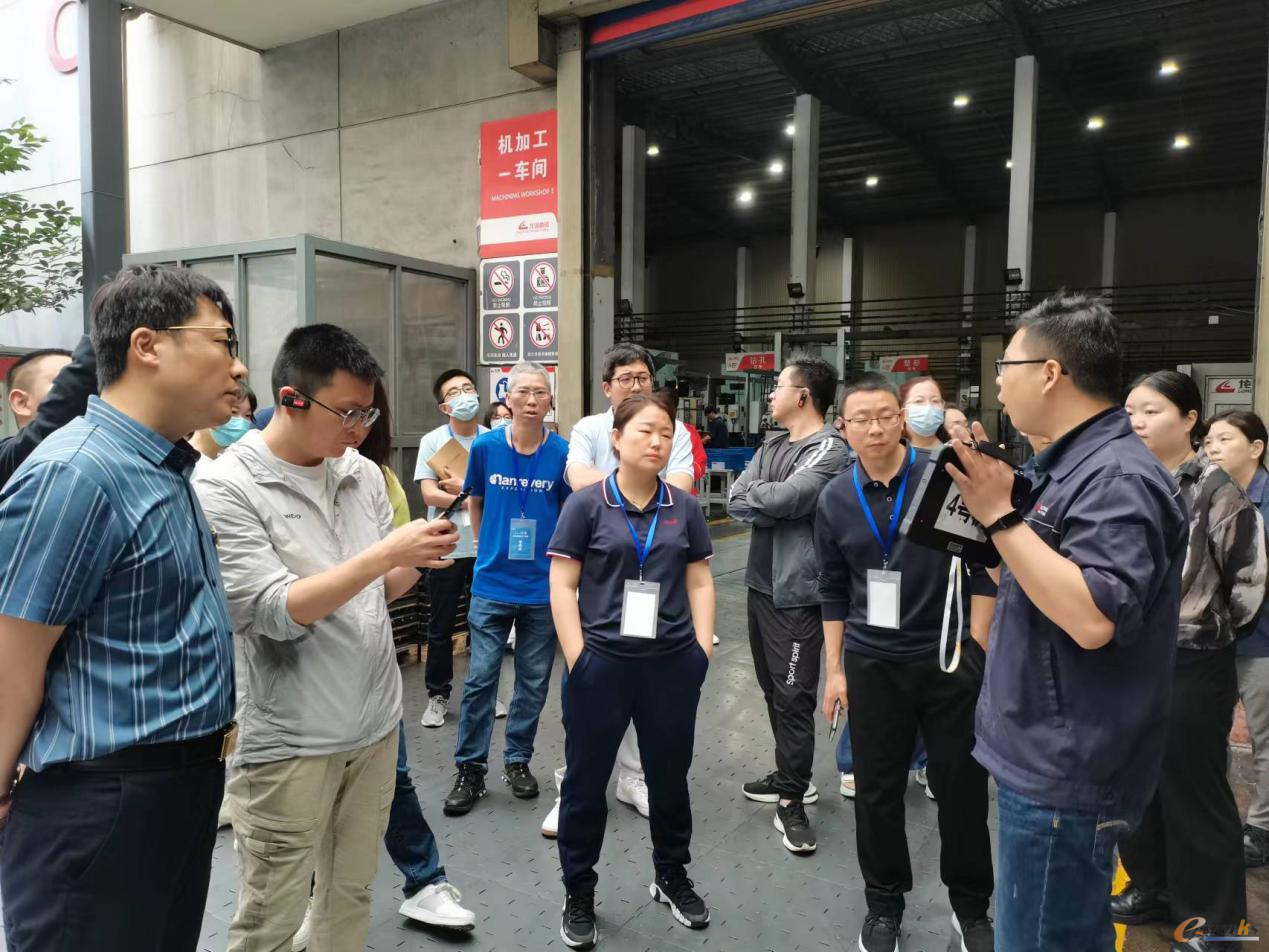 考察团聆听龙城精锻工作人员介绍