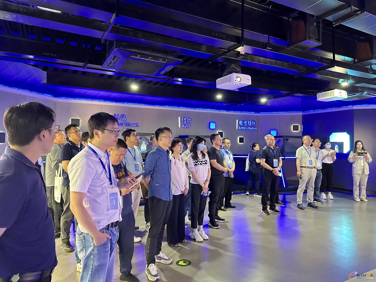 考察团成员参观协鑫展厅