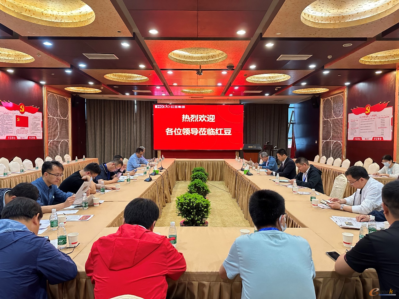 考察团在红豆集团座谈交流